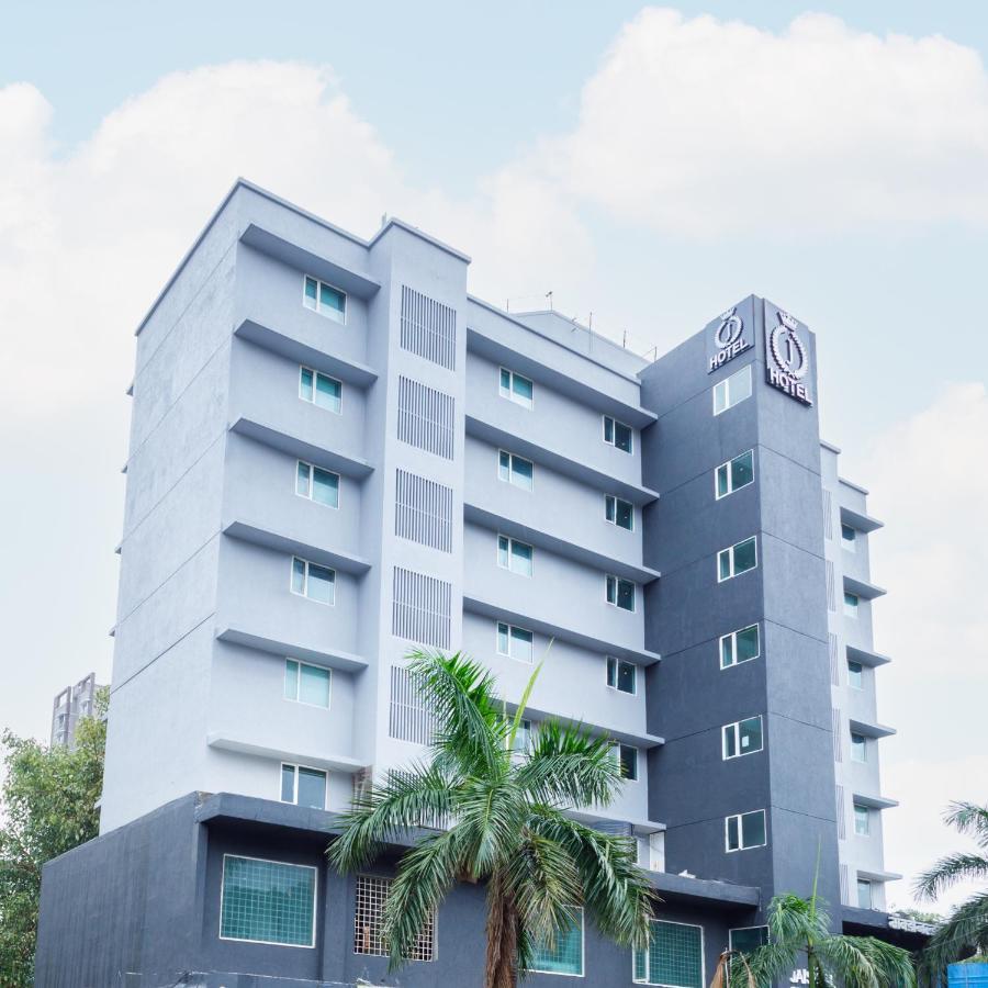 J Hotel And Banquets Мумбай Екстериор снимка
