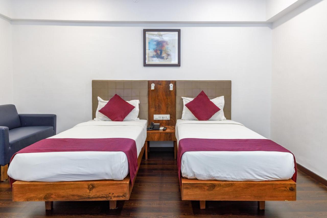 J Hotel And Banquets Мумбай Екстериор снимка