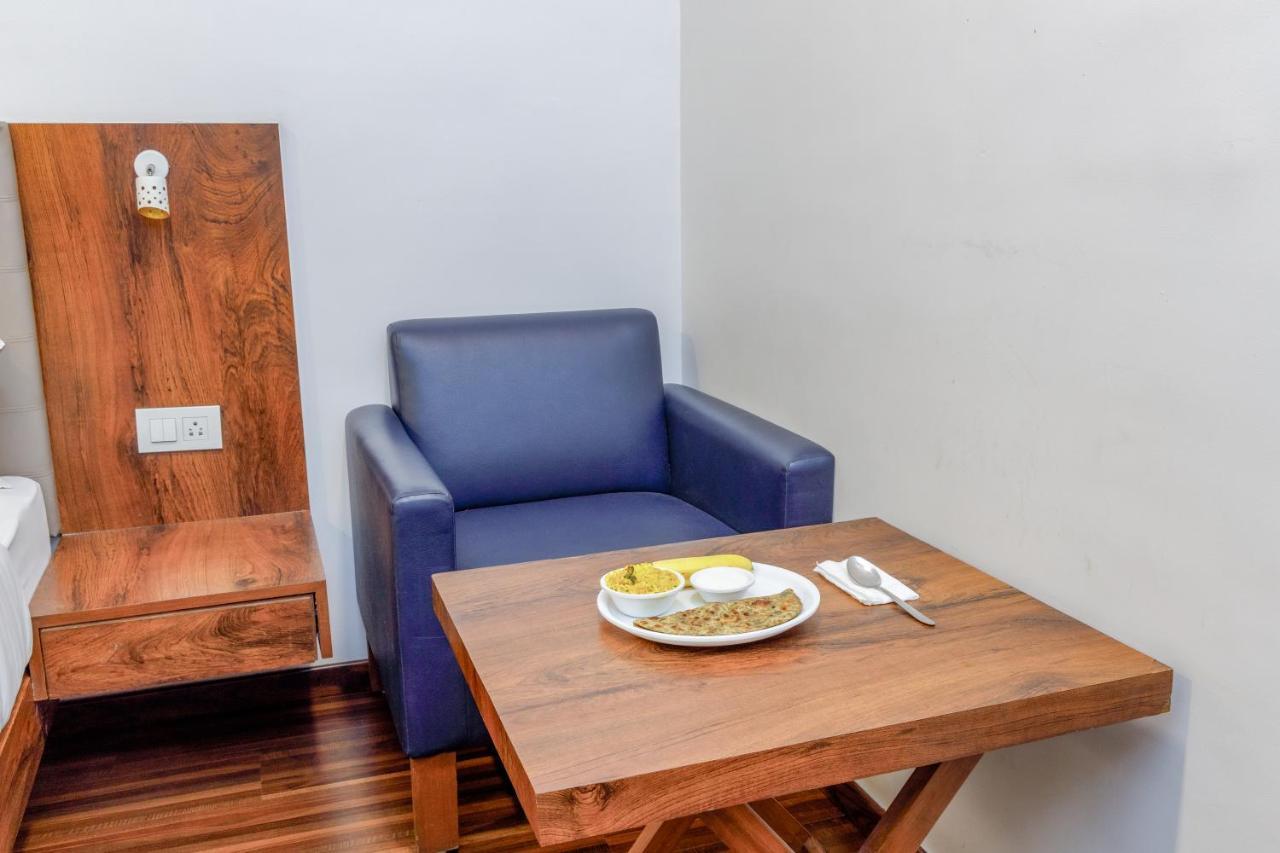 J Hotel And Banquets Мумбай Екстериор снимка