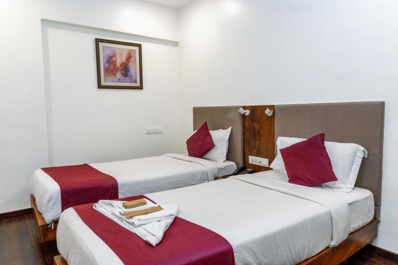 J Hotel And Banquets Мумбай Екстериор снимка