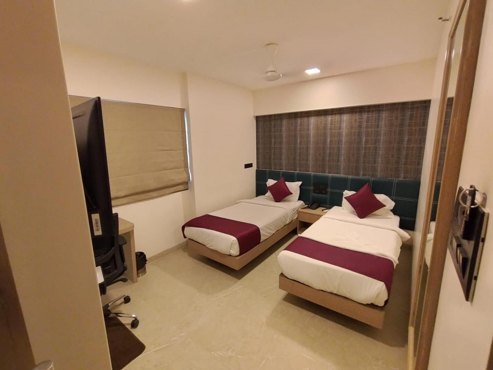 J Hotel And Banquets Мумбай Екстериор снимка
