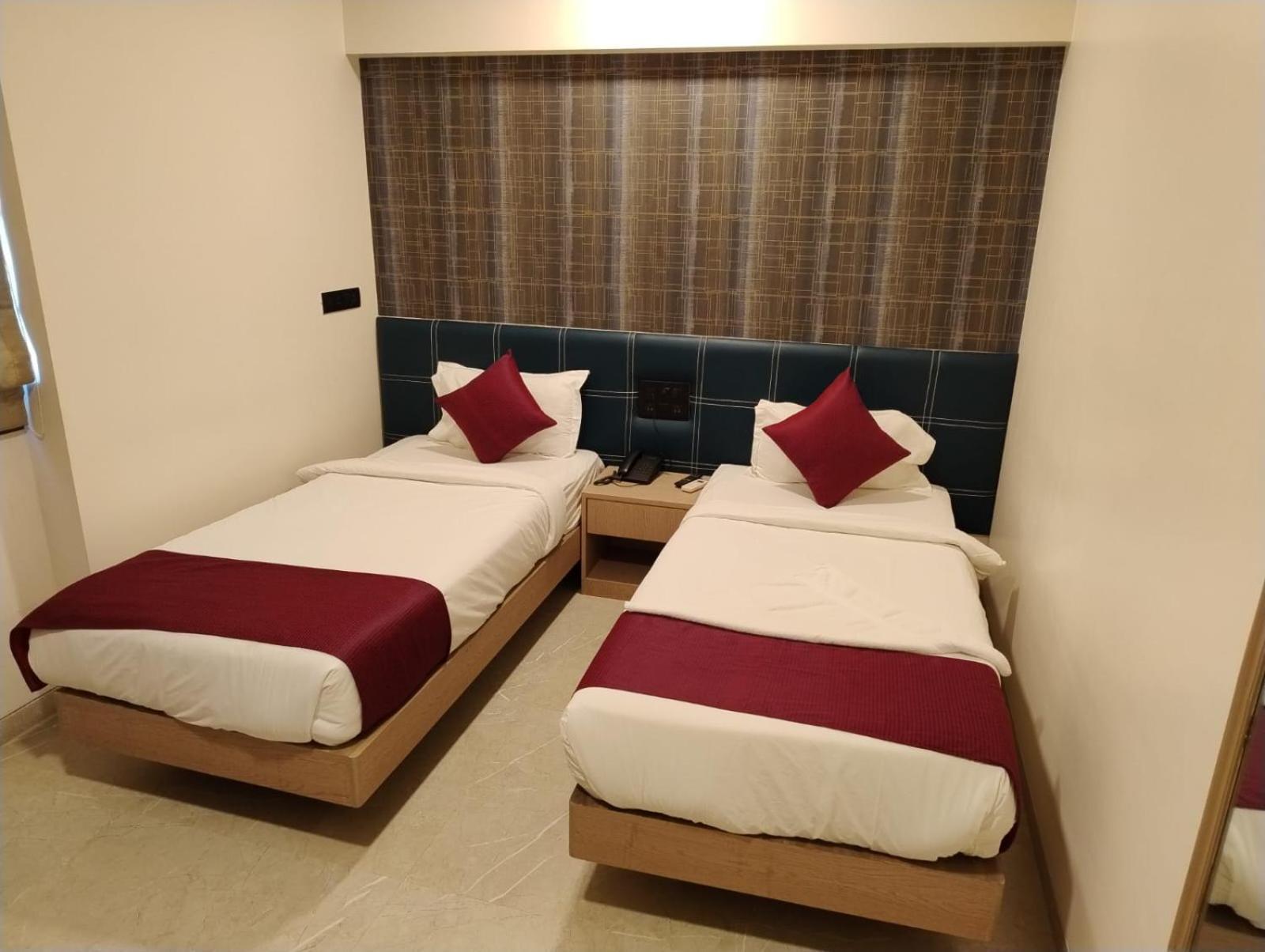J Hotel And Banquets Мумбай Екстериор снимка