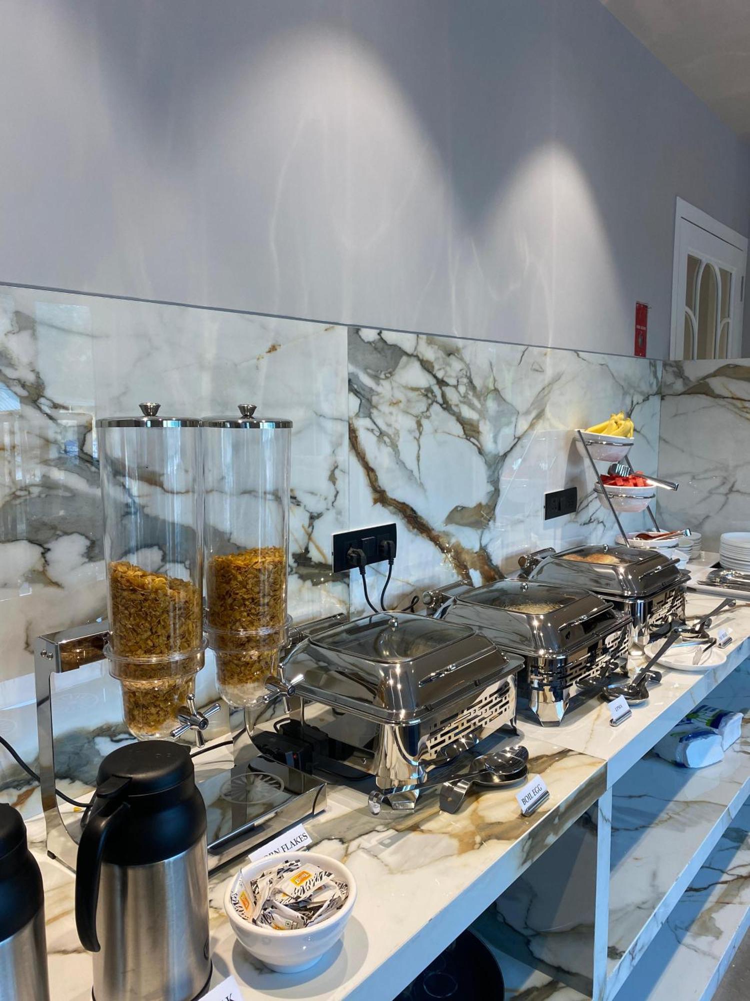J Hotel And Banquets Мумбай Екстериор снимка
