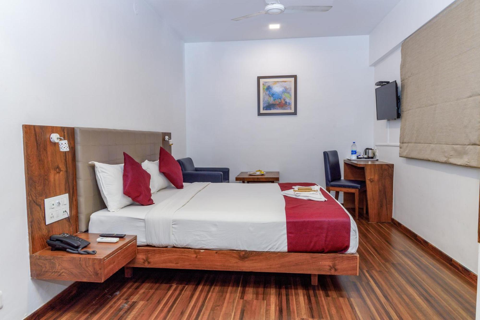 J Hotel And Banquets Мумбай Екстериор снимка