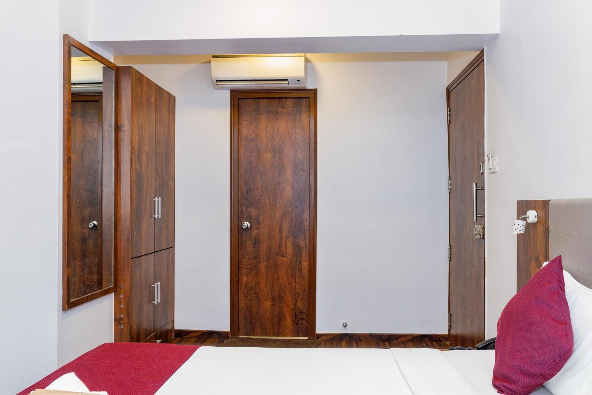 J Hotel And Banquets Мумбай Екстериор снимка