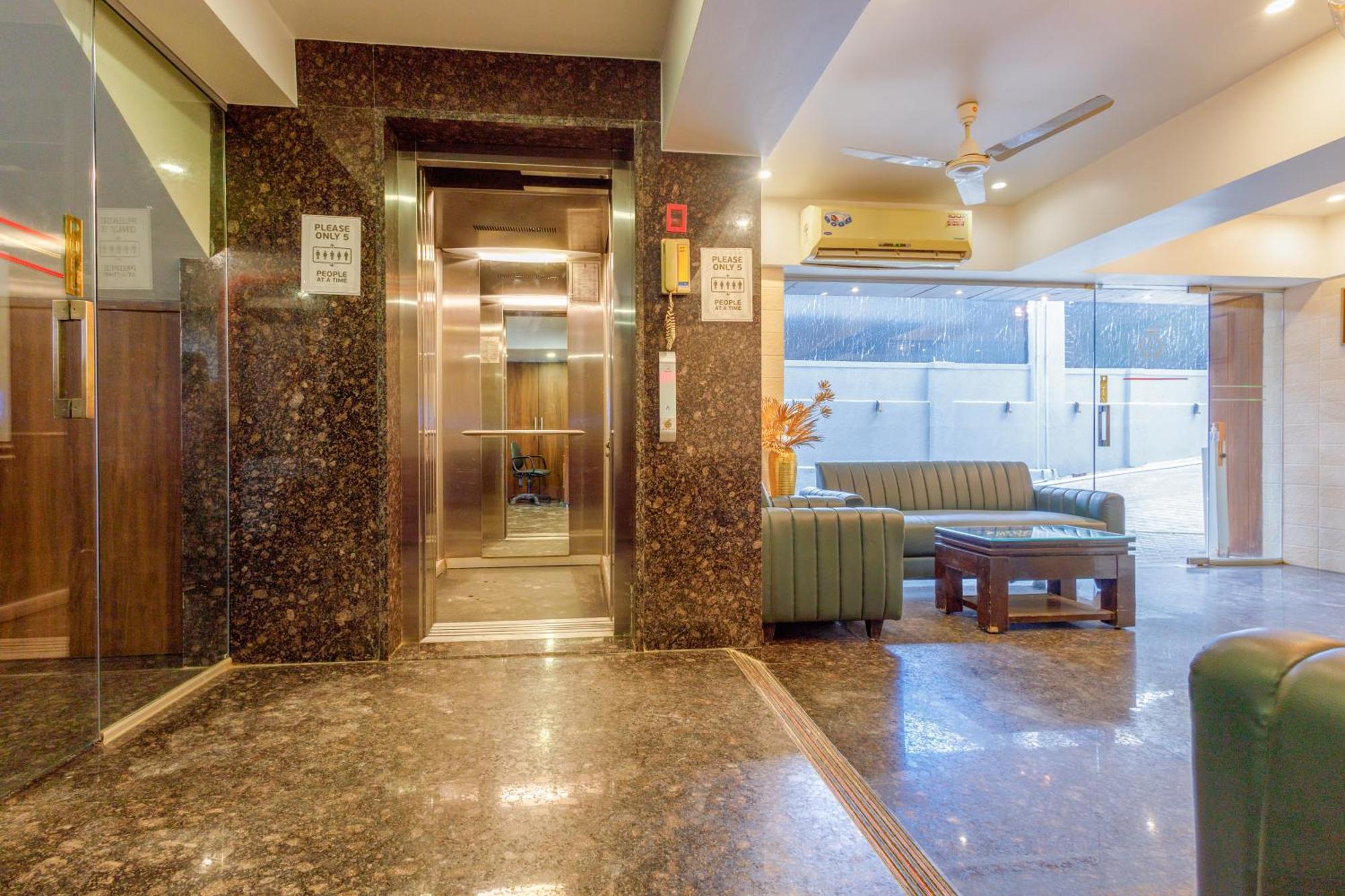 J Hotel And Banquets Мумбай Екстериор снимка