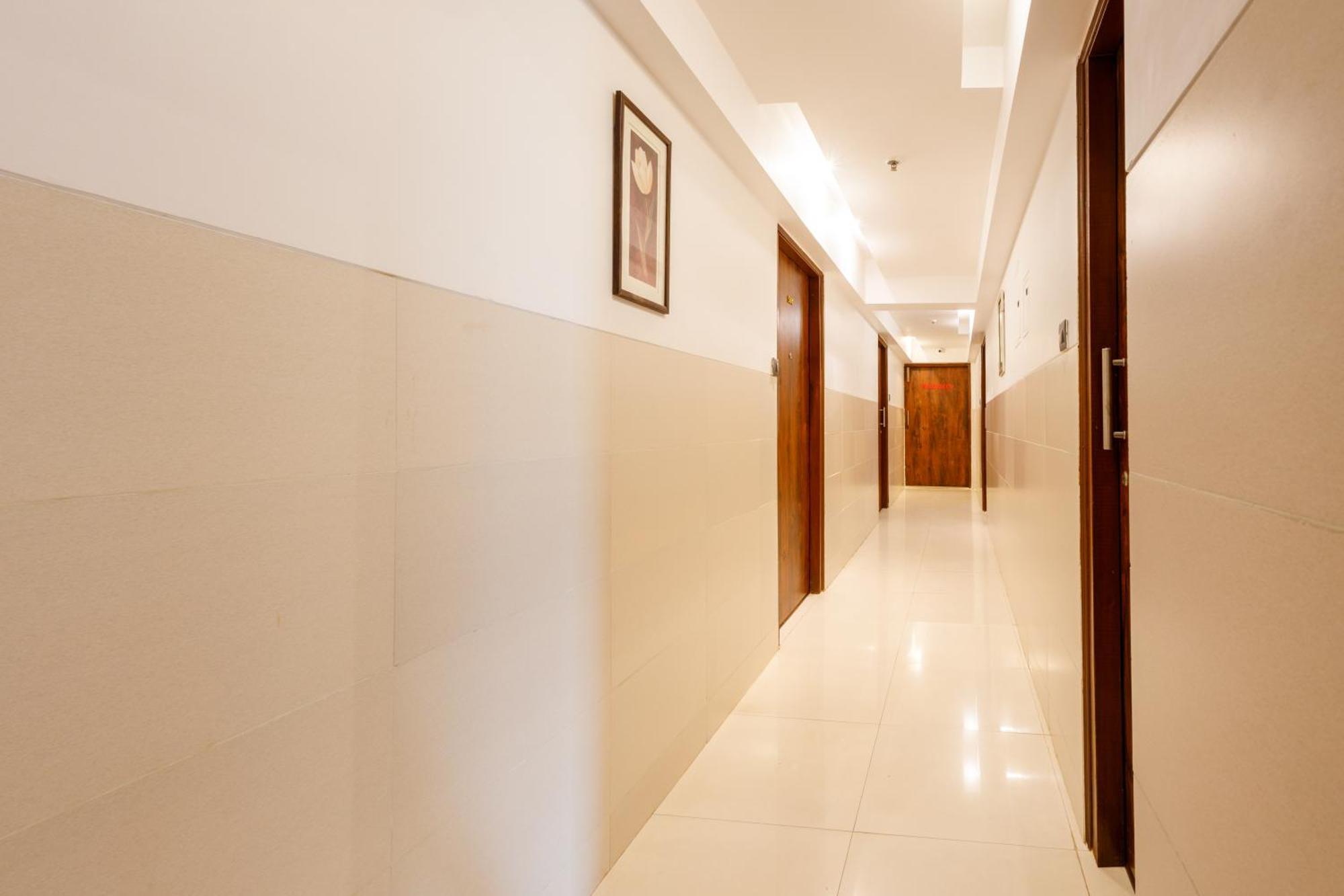 J Hotel And Banquets Мумбай Екстериор снимка