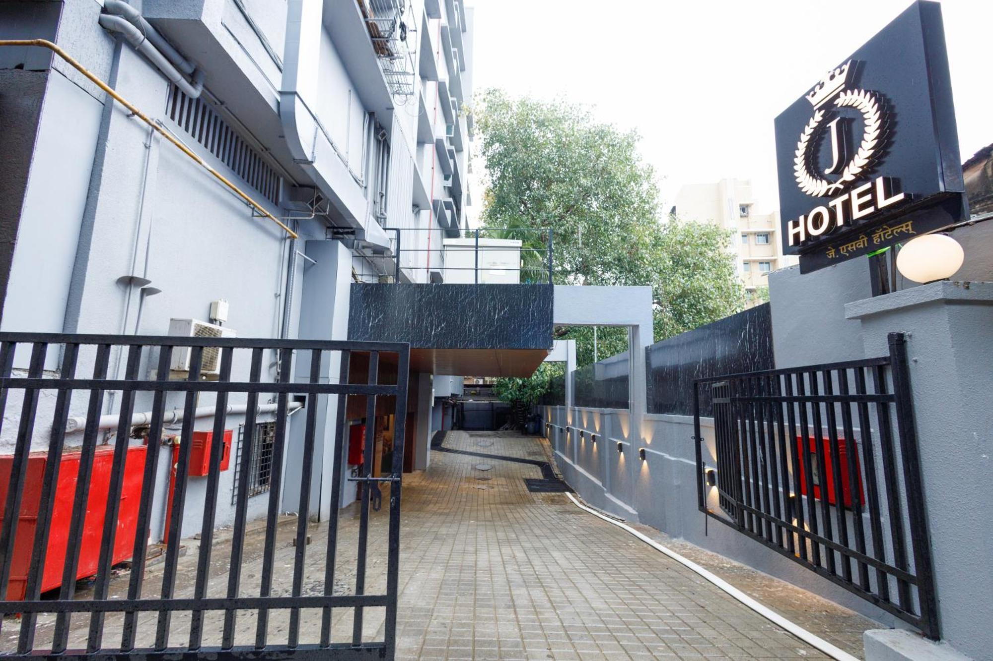 J Hotel And Banquets Мумбай Екстериор снимка